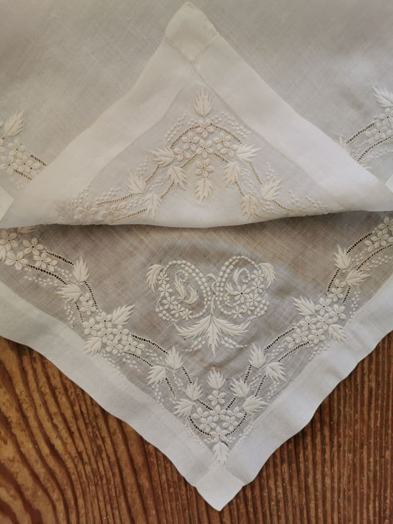 アンティーク 小花と実と葉の精緻なエンブロイダリー マリアージュハンカチーフ