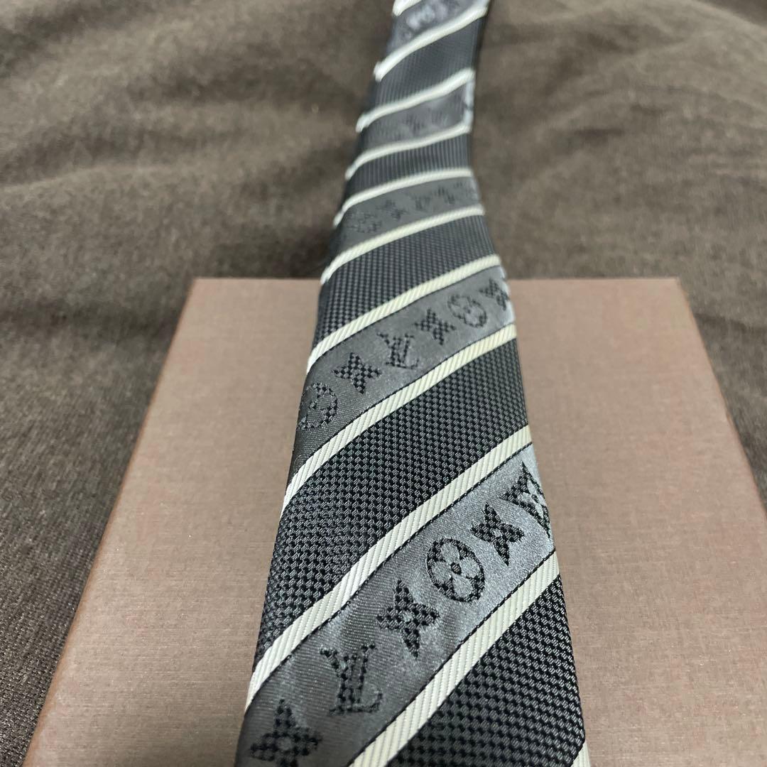 【新古品】ルイヴィトンネクタイ 黒とグレーのストライプ