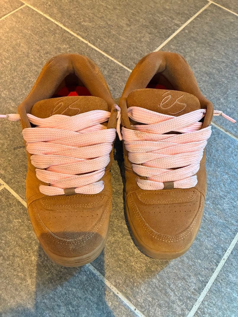 es ブラウン スニーカー