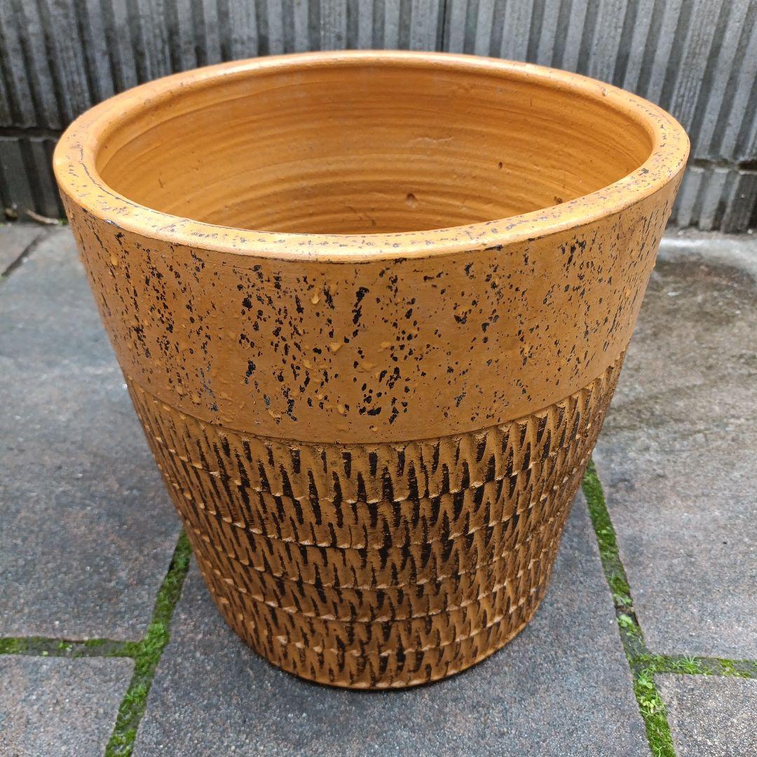 オレンジ色のテラコッタプランター