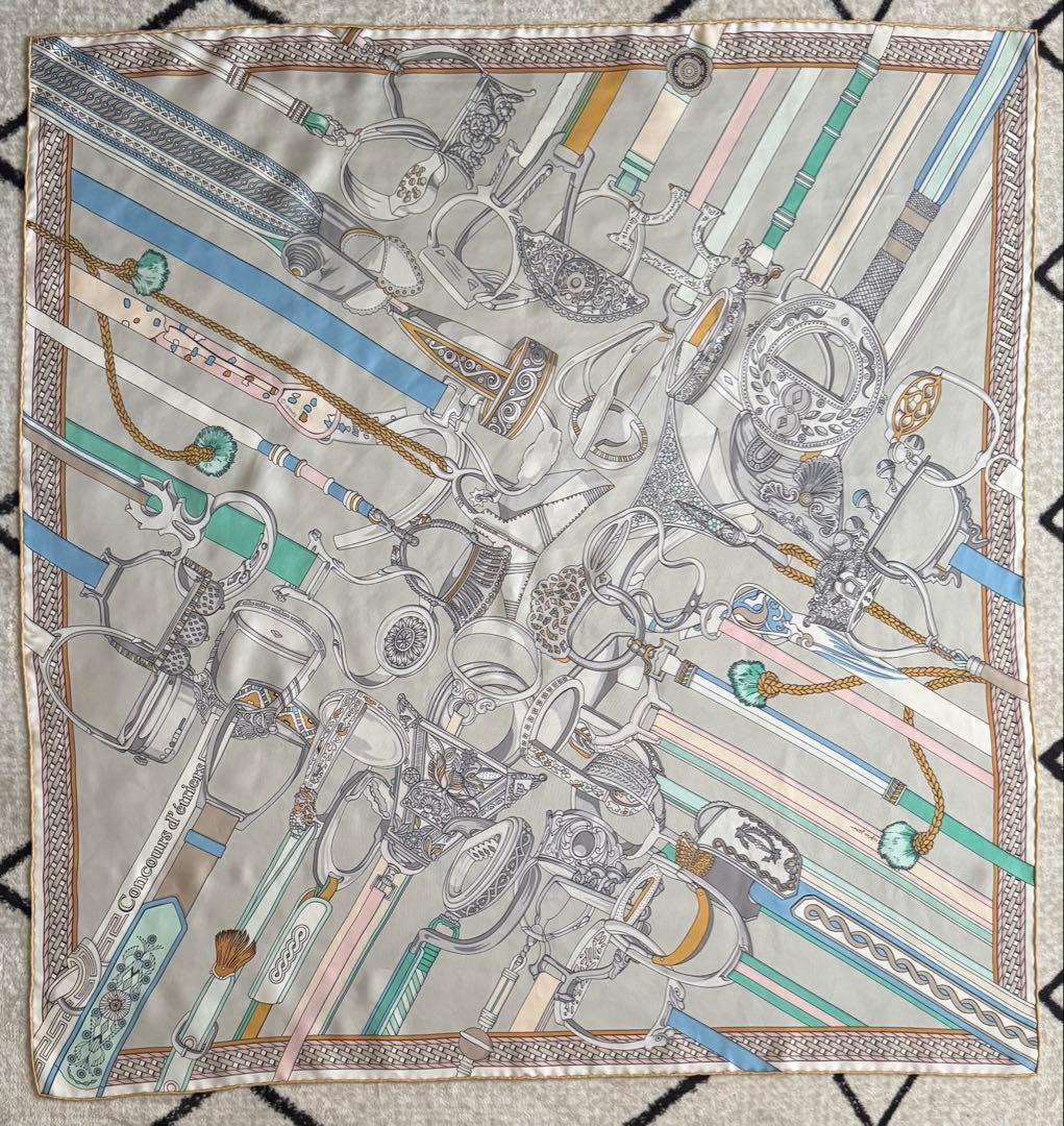 Hermès スカーフ 装飾品デザイン　カレウォッシュ90エトリエの競演