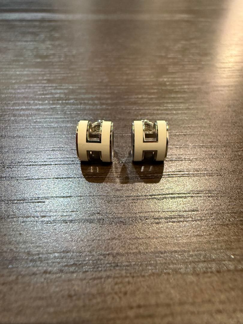HERMES ポップHミニピアス　白