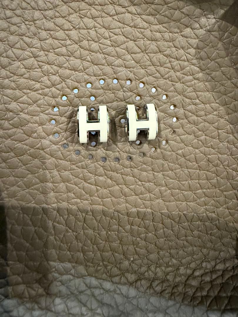 HERMES ポップHミニピアス　白