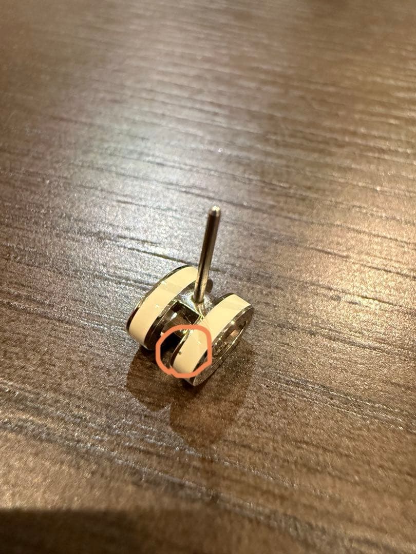 HERMES ポップHミニピアス　白