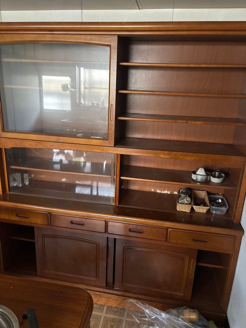 木製ブラウンキャビネット ガラス扉付き