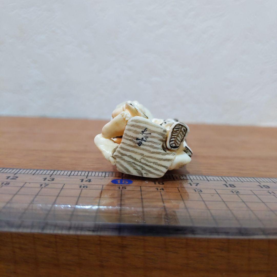 時代提物 彩色人物根付 天然素材 在銘【鍾馗様鬼退治】高さ4.6cm 重さ22ｇ