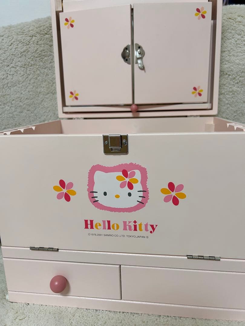 未使用　ハローキティ　メイクボックス小物入れ　三面鏡付き