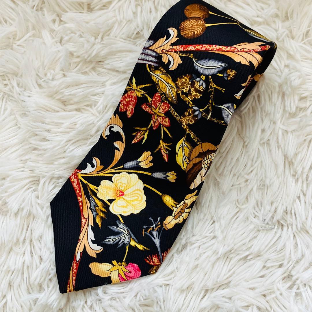 エルメス　ネクタイ　スカーフ柄　花柄　黒　ブラック　総柄　高級　シルク　成人式