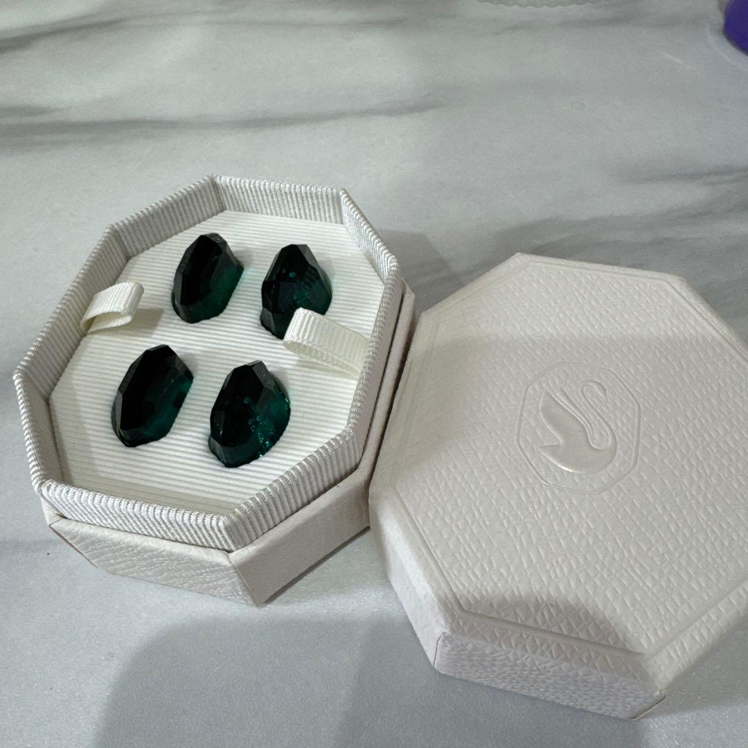 スワロフスキー　ドロップピアゴ　エメラルド