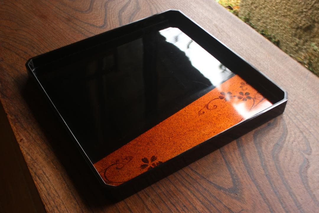 優美な梨地塗に風情ある流水桜文の映える隅切り四方折敷（検輪島塗蒔絵膳お膳お盆