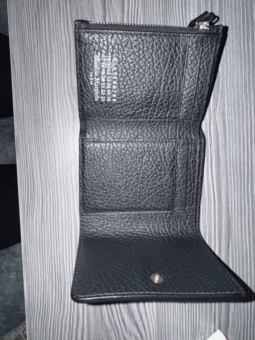 黒いレザー三つ折り財布
