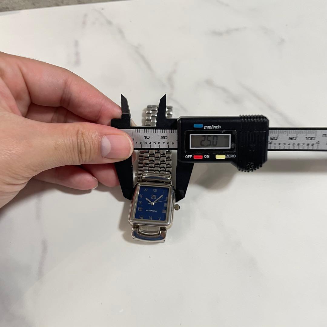 商談中GIVENCHY ジバンシー　スクエア　ネイビー文字盤　腕時計
