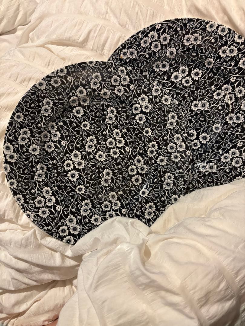 バーレイ/キャリコ黒地に白い花柄の丸型皿2枚セット廃盤25.5センチプレート