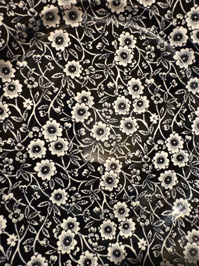 バーレイ/キャリコ黒地に白い花柄の丸型皿2枚セット廃盤25.5センチプレート