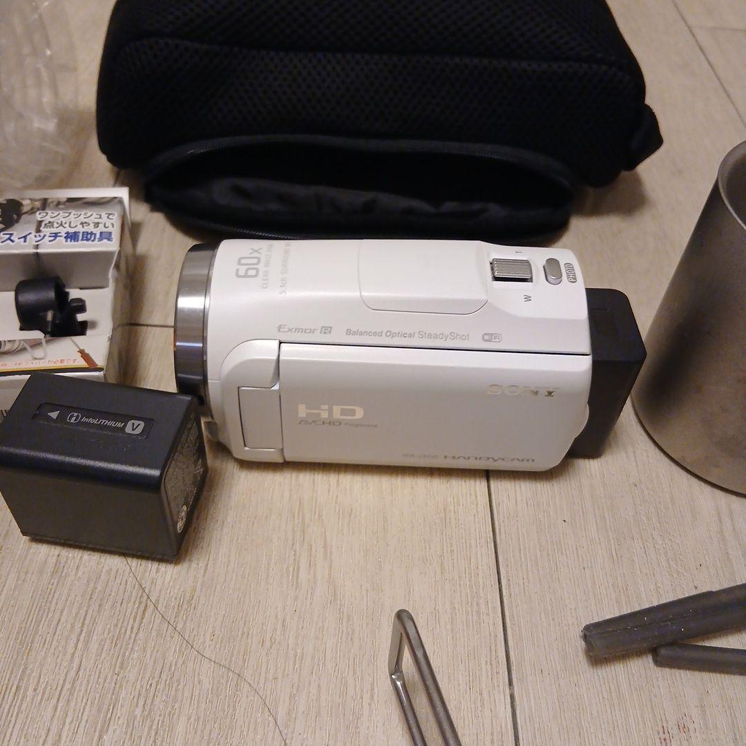 アウトドア調理器具セットとビデオカメラ