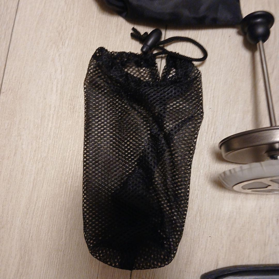 アウトドア調理器具セットとビデオカメラ