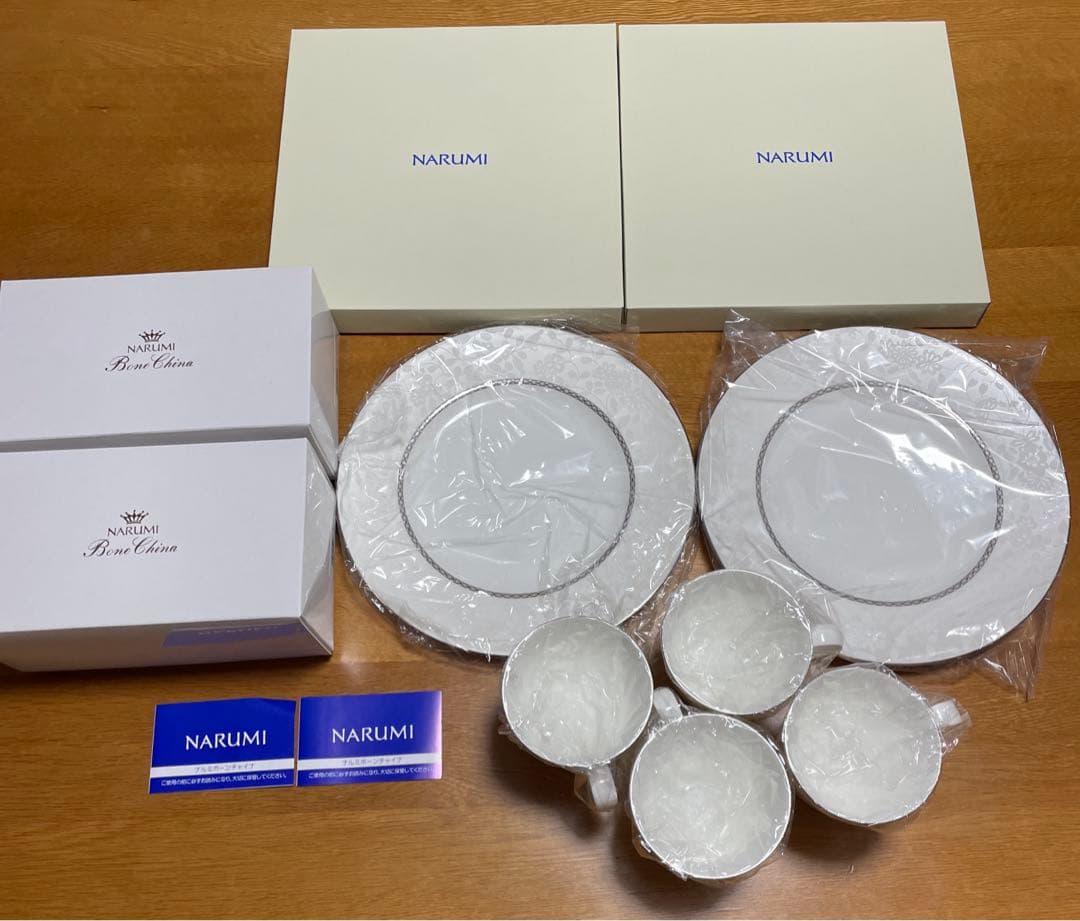 新品NARUMIBoneChina ミラノビアンカペアマグカップ２セット大皿2枚