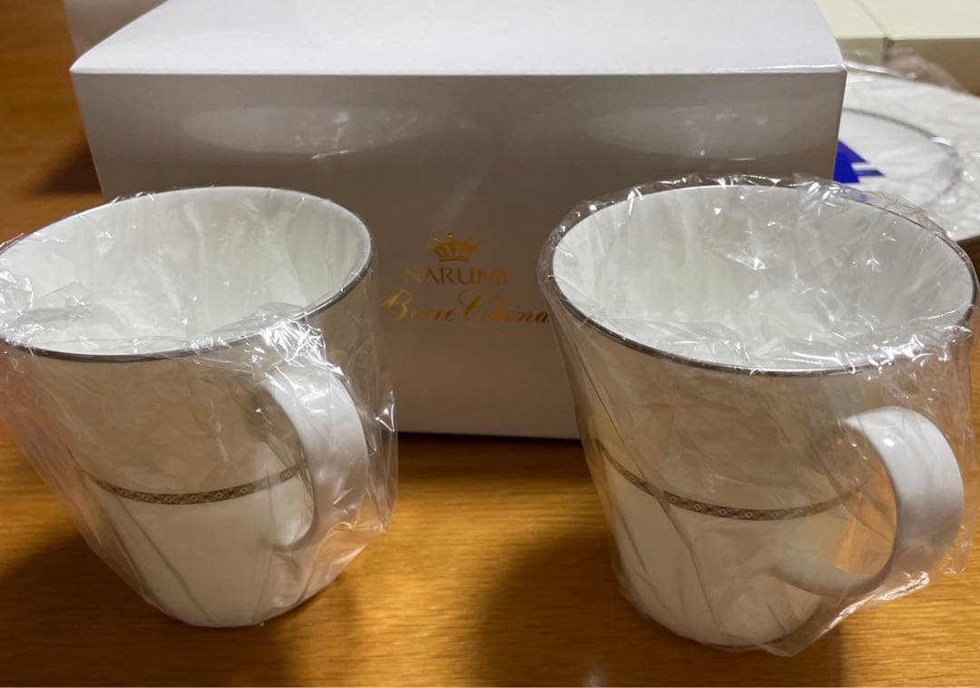 新品NARUMIBoneChina ミラノビアンカペアマグカップ２セット大皿2枚