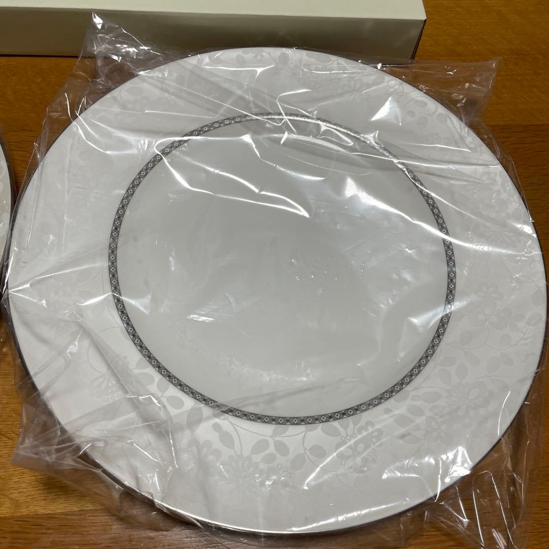 新品NARUMIBoneChina ミラノビアンカペアマグカップ２セット大皿2枚