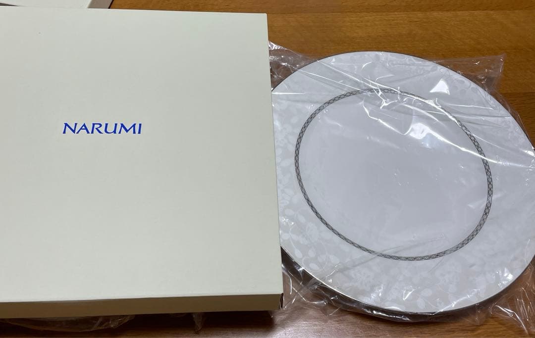 新品NARUMIBoneChina ミラノビアンカペアマグカップ２セット大皿2枚