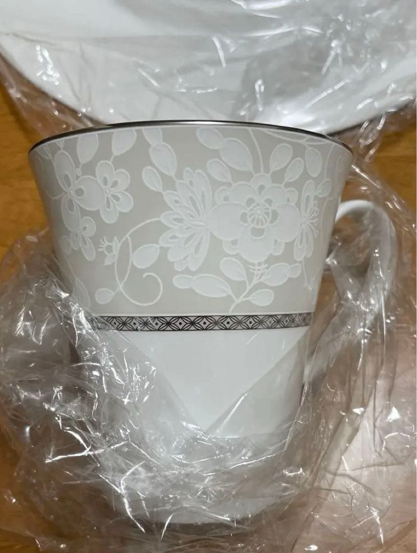 新品NARUMIBoneChina ミラノビアンカペアマグカップ２セット大皿2枚