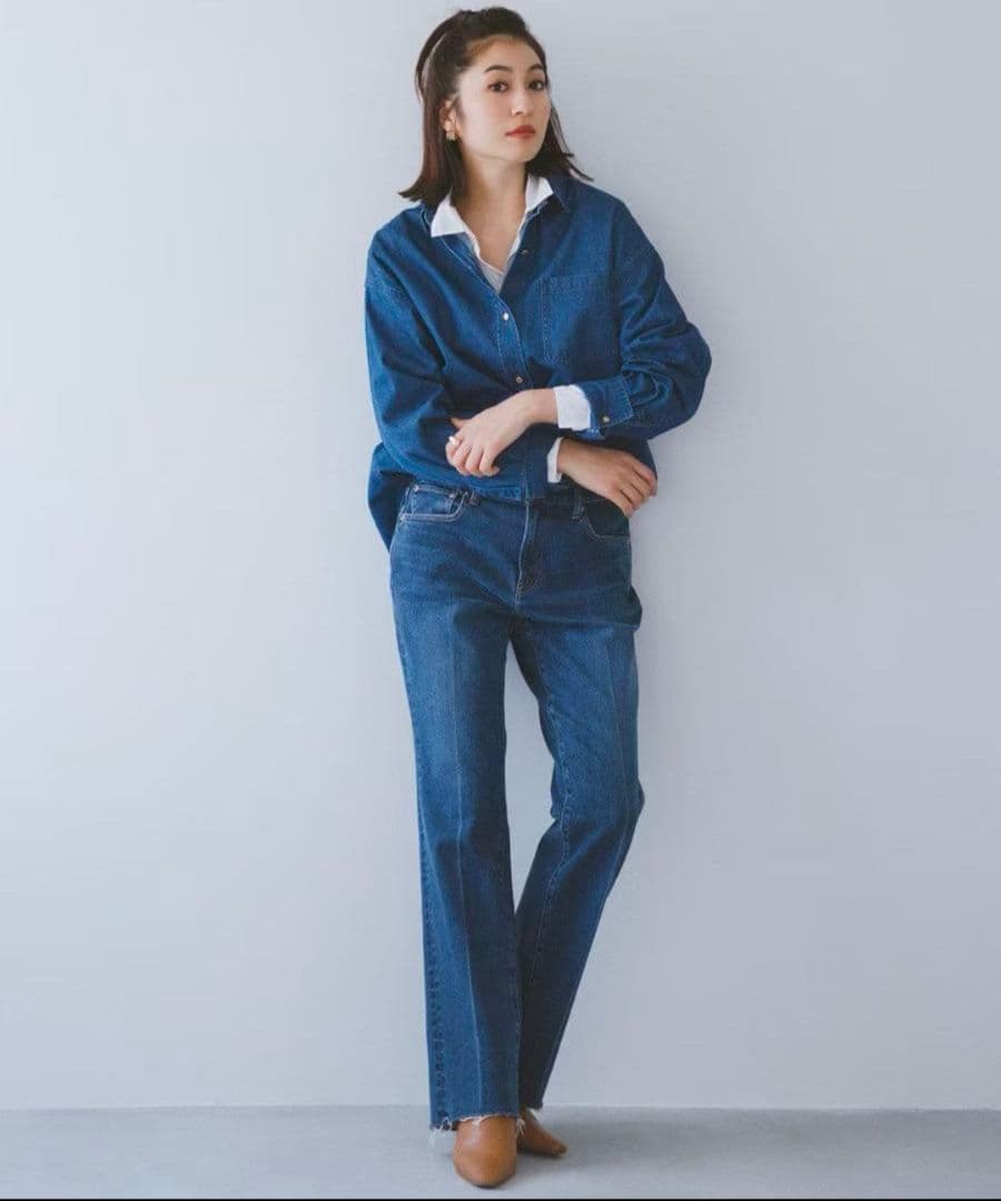 【RED CARD TOKYO×23区】デニム フレアパンツ　ミッドブルー