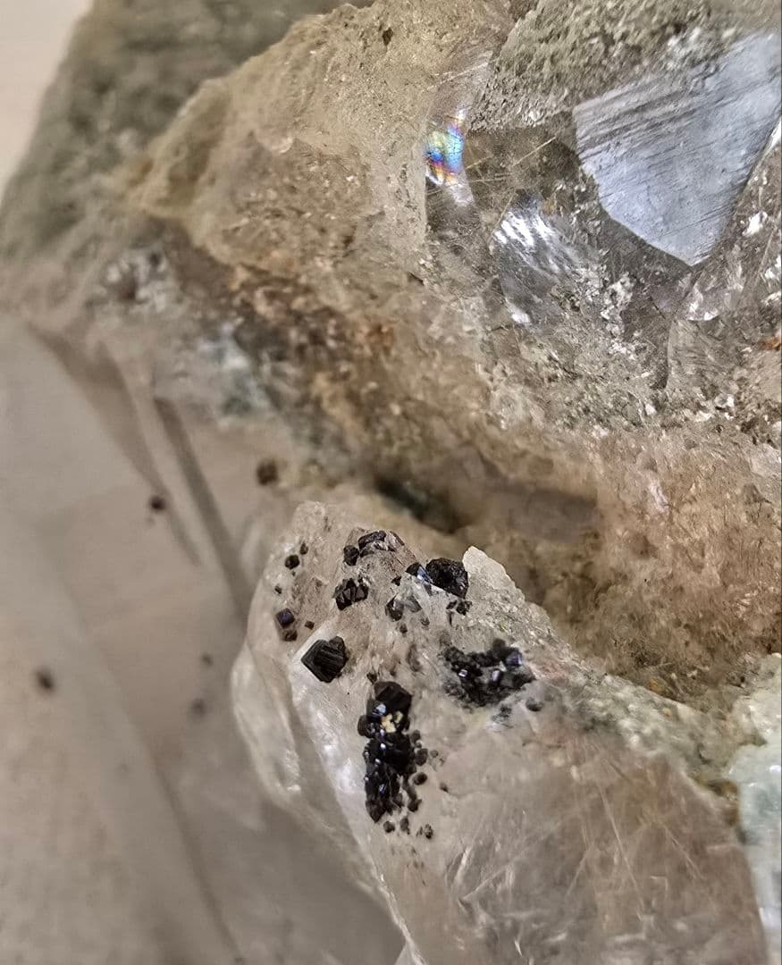 マニハール産　水晶クラスター(ルチル・クローライト・アテナース)レインボーあり