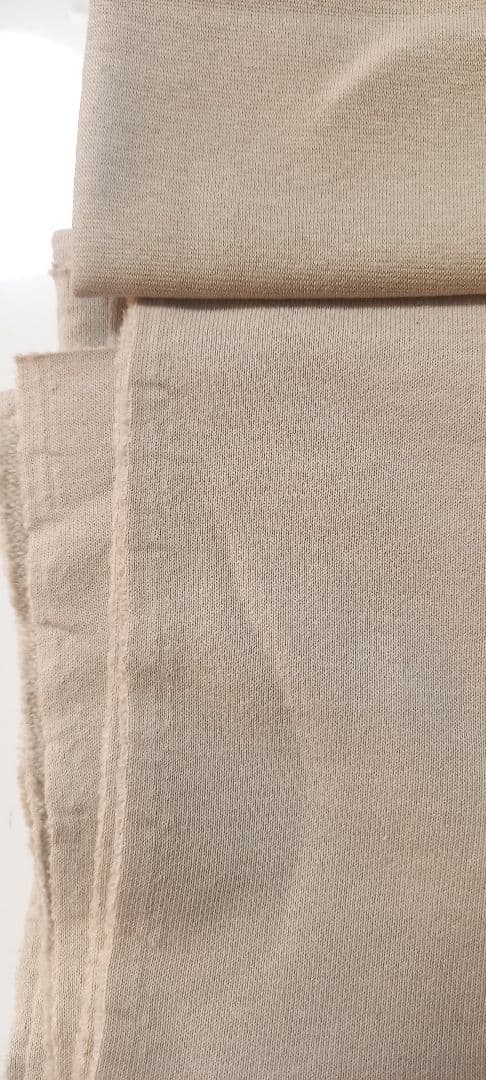 サンドベージュの裏毛ニット