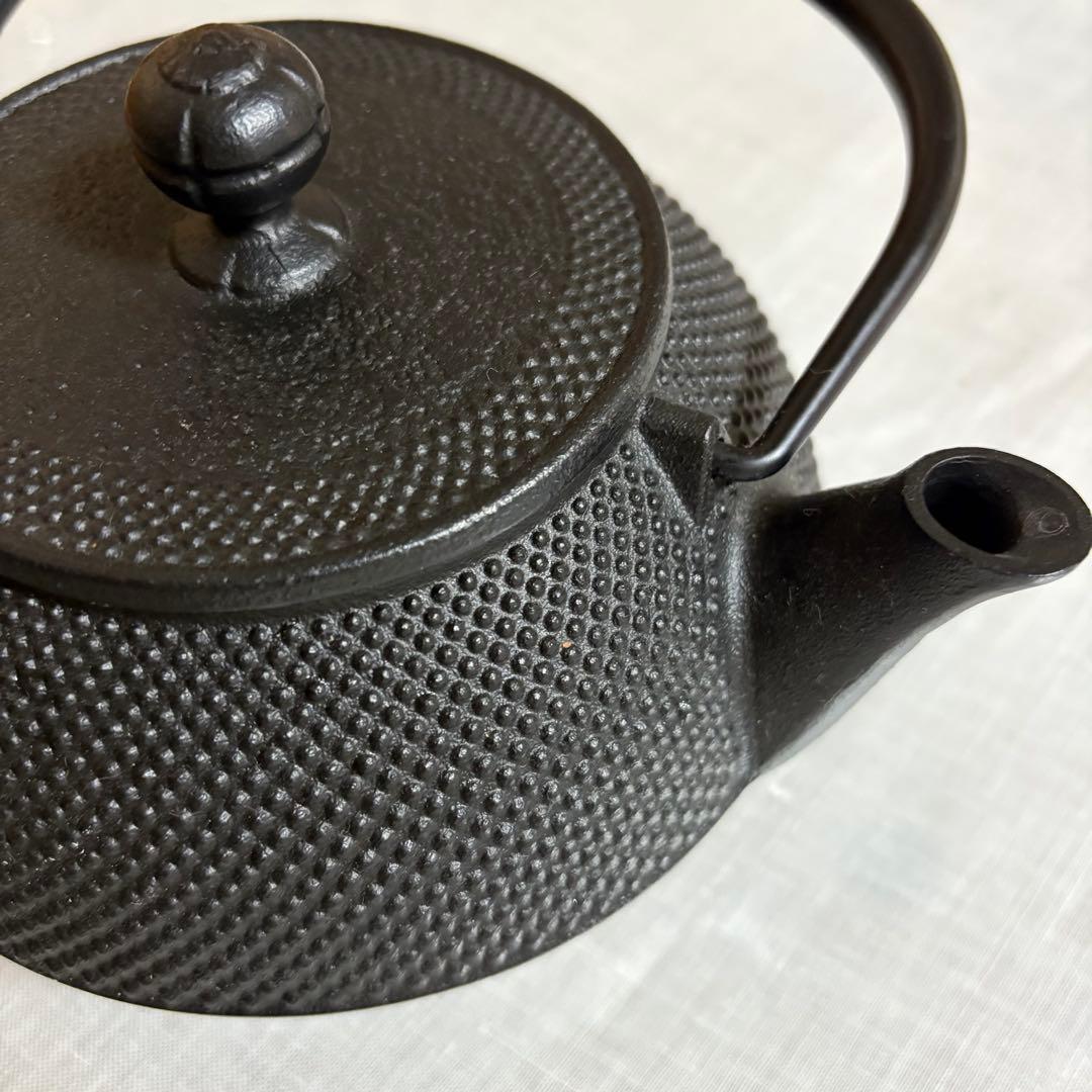 【mido midoさま専用】 岩鋳 鉄瓶 7型アラレ IH対応 黒焼付0.9