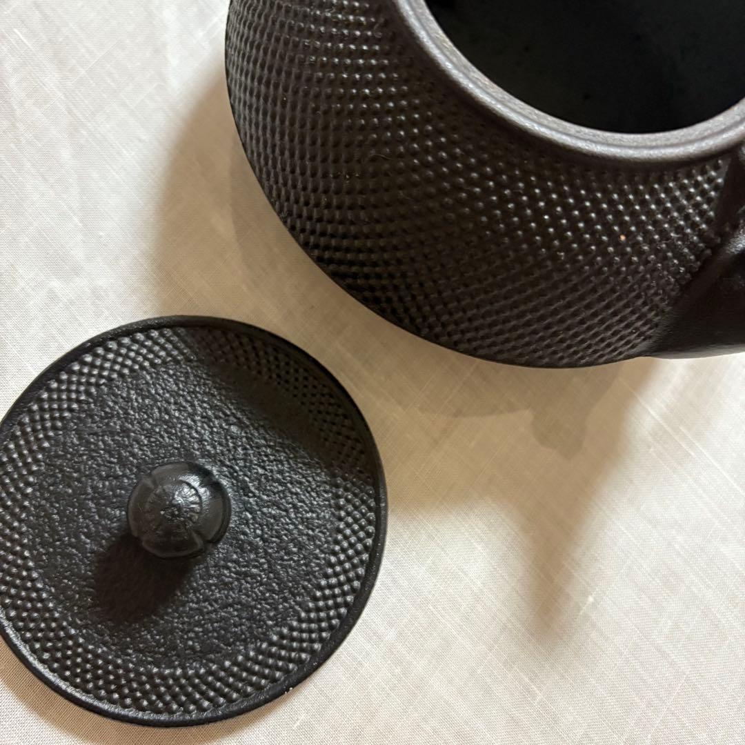 【mido midoさま専用】 岩鋳 鉄瓶 7型アラレ IH対応 黒焼付0.9