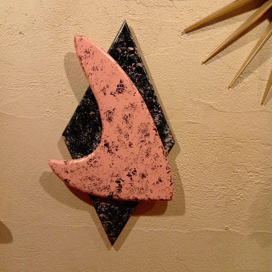 ピンクと黒の木製アートパネル