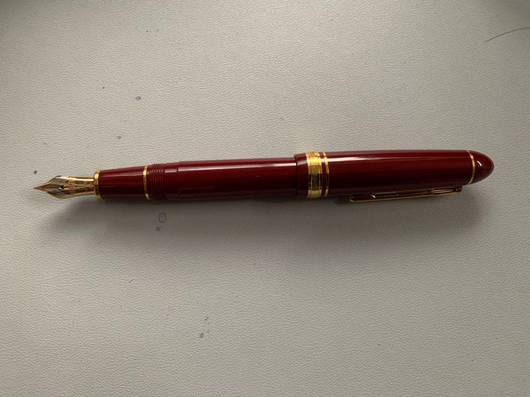 セーラー万年筆の赤い万年筆 金メッキペン先