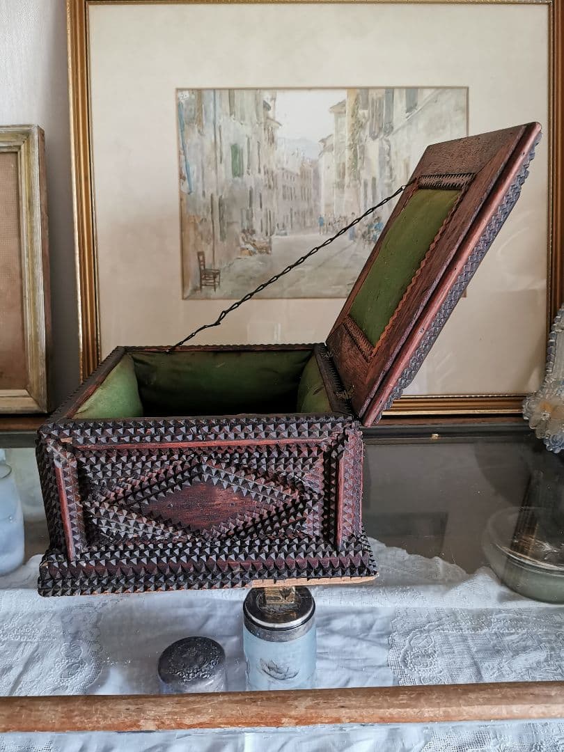 アンティーク 木製彫刻装飾トランプアート 蓋付き裁縫ボックス 内装総グリーン布張