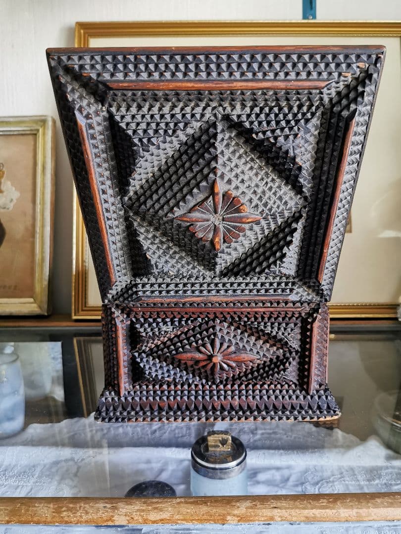 アンティーク 木製彫刻装飾トランプアート 蓋付き裁縫ボックス 内装総グリーン布張