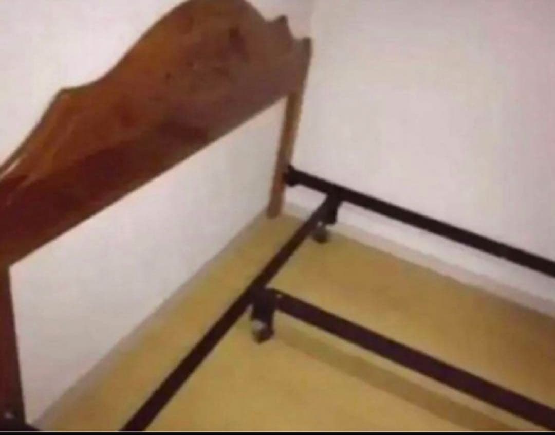 アメリカ製クィーン サイズベッドフレーム シモンズ アイアンフレームキャスター付