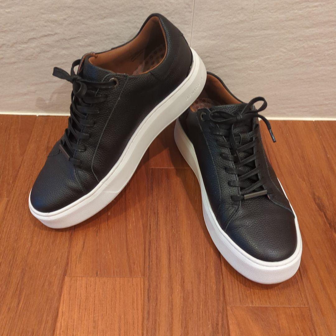 黒いレザーのカジュアルスニーカー