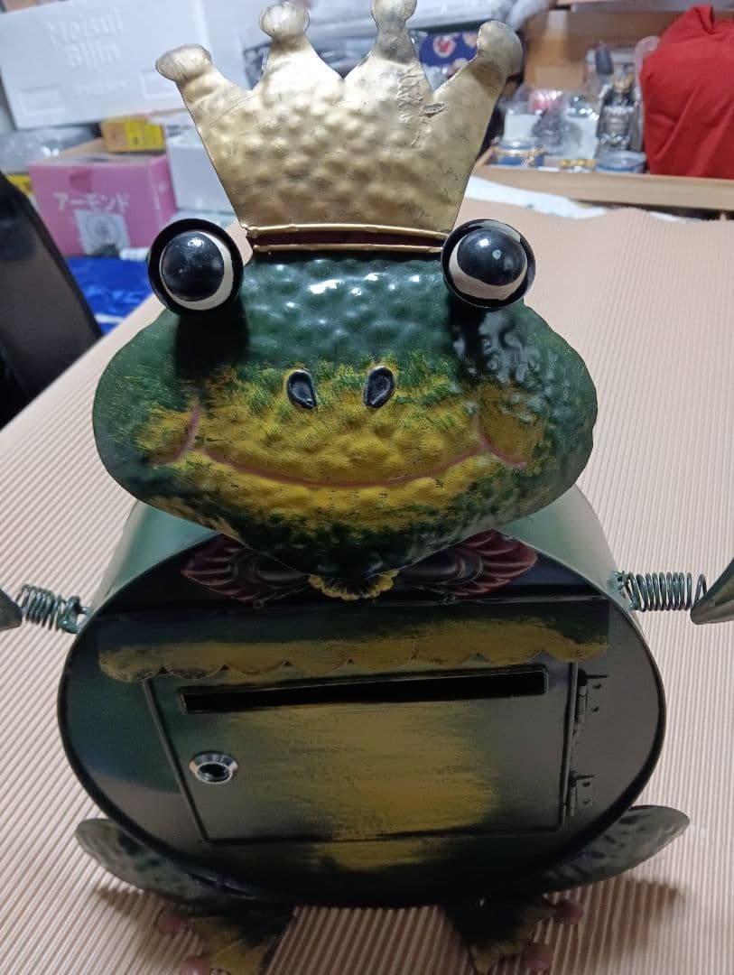 ブリキ製王冠蛙高さ５８Ｘ横幅４５X奥行き１８センチ玄関用素敵な郵便新聞受けポスト
