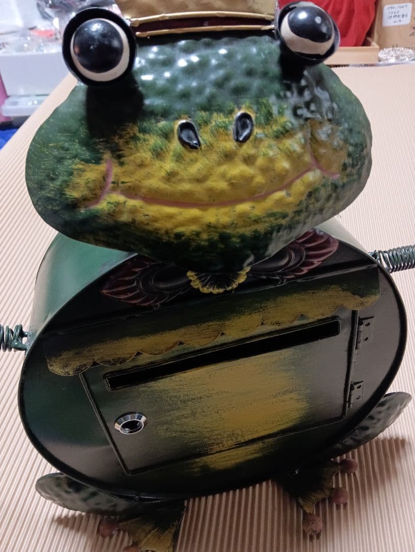 ブリキ製王冠蛙高さ５８Ｘ横幅４５X奥行き１８センチ玄関用素敵な郵便新聞受けポスト