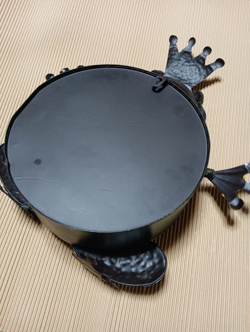 ブリキ製王冠蛙高さ５８Ｘ横幅４５X奥行き１８センチ玄関用素敵な郵便新聞受けポスト