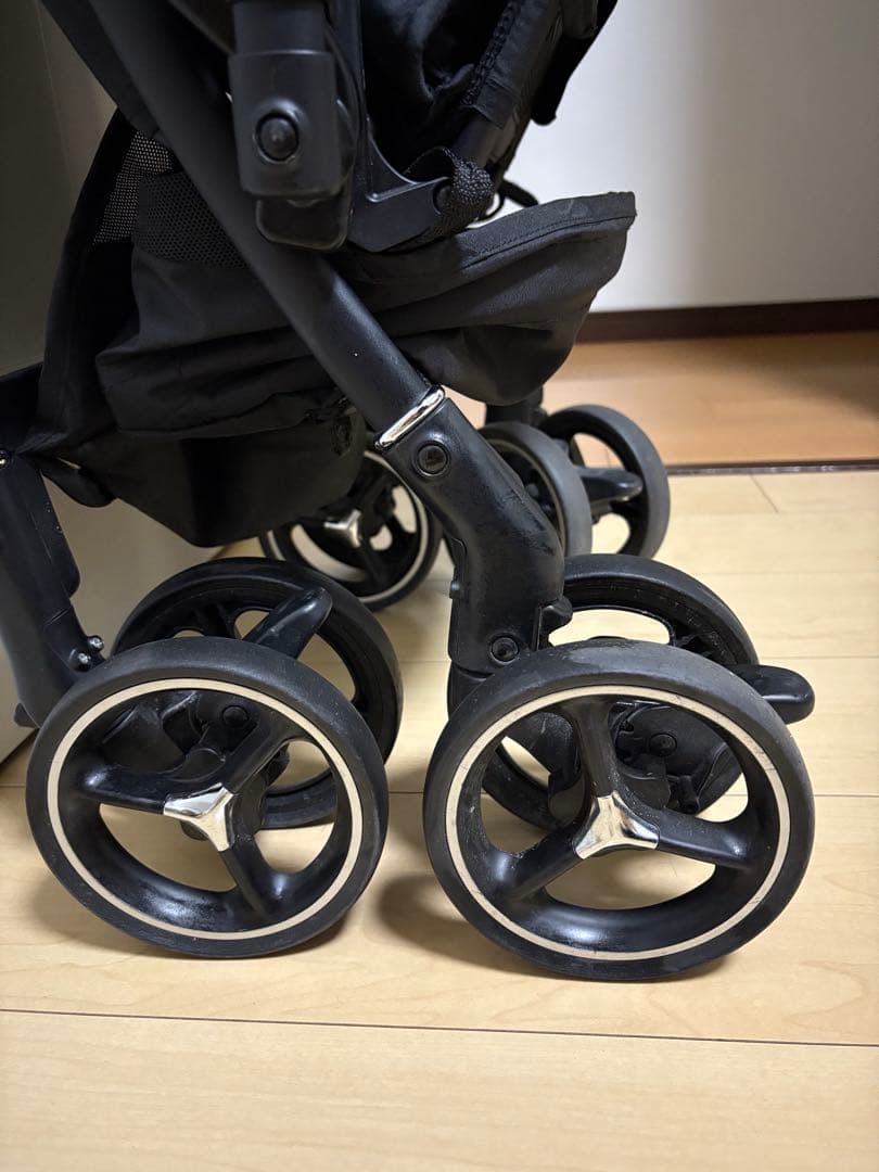 週末セール! アップリカ　ラクーナクッションフリーACブラック雨よけカバー付き