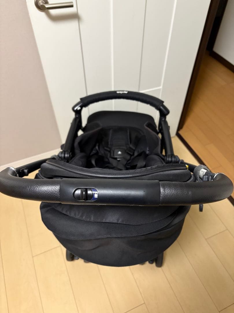 週末セール! アップリカ　ラクーナクッションフリーACブラック雨よけカバー付き