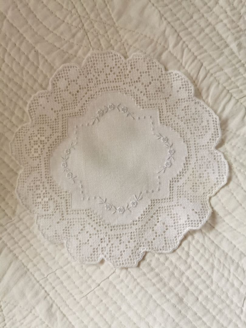 アンティーク フィレレース＆アペンツェル 白糸小花刺繍 フラワー型リネンドイリー