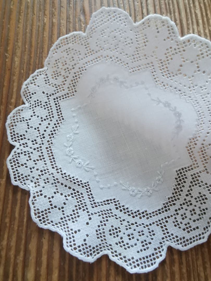 アンティーク フィレレース＆アペンツェル 白糸小花刺繍 フラワー型リネンドイリー