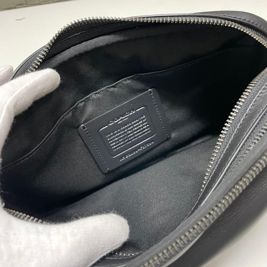 パ*ズ様 新品　COACH ブラック レザー ボディバッグ