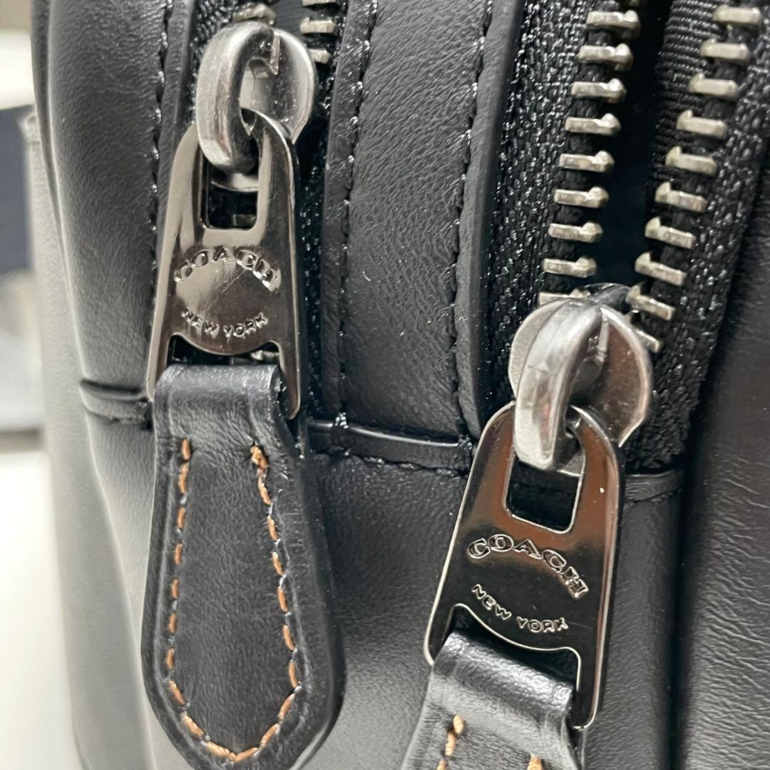 パ*ズ様 新品　COACH ブラック レザー ボディバッグ