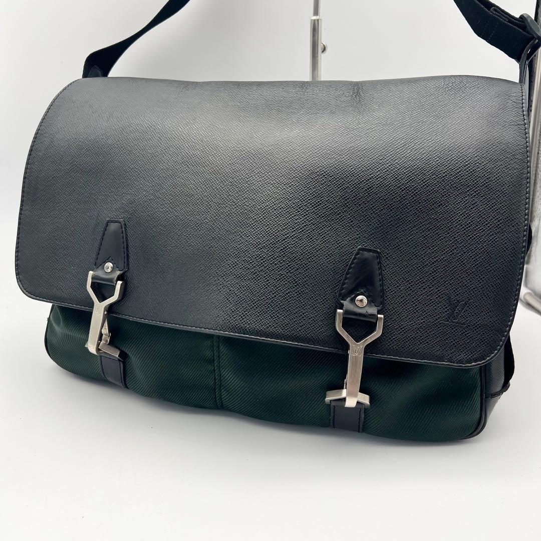 ルイヴィトン メッセンジャーバッグ デルスー タイガ レザー ブラック　A4収納