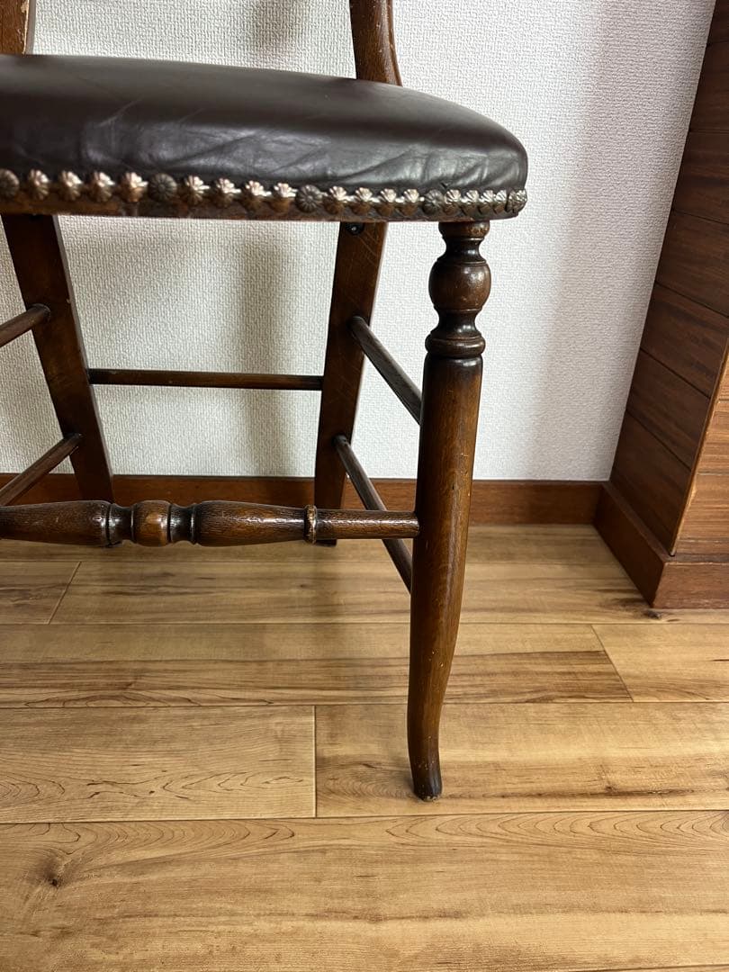 ハート型背もたれの木製チェア