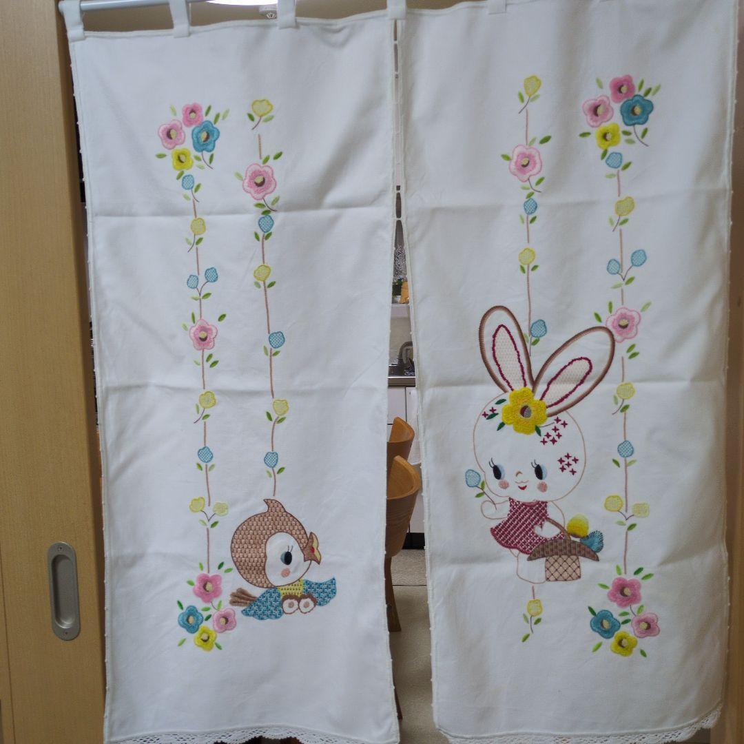 ウサギとフクロウの刺繍のれん