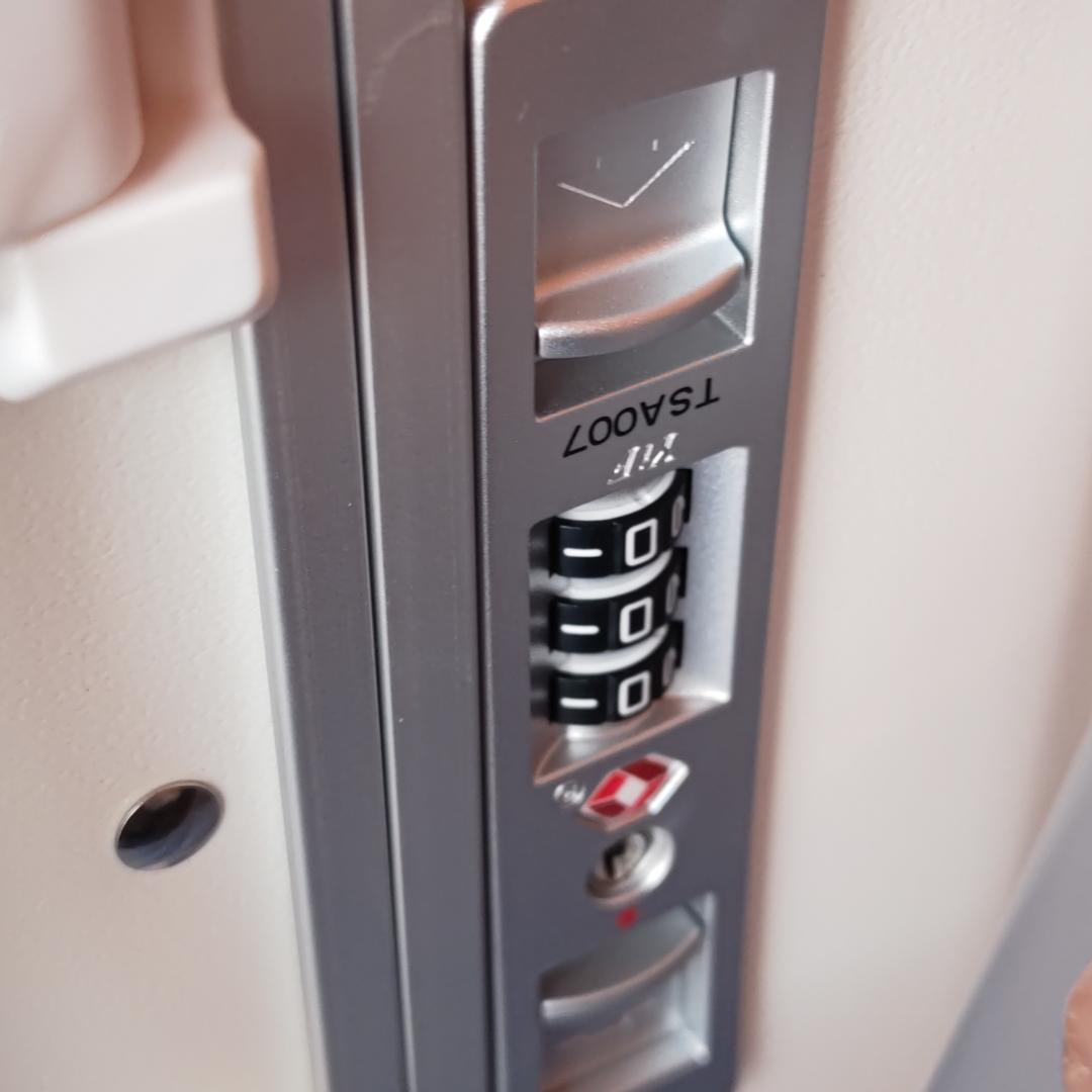 【未使用・送料込み】キャリーケース 機内持ち込み可 TSAロック 大容量 白 M