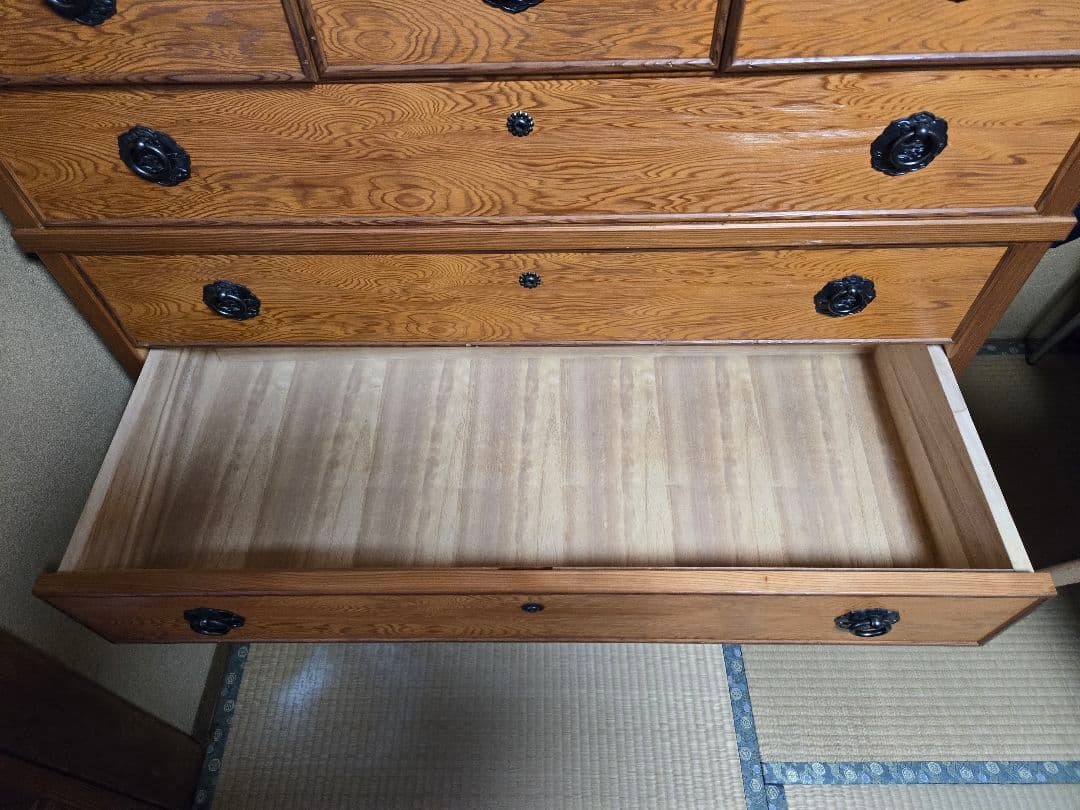 屋久杉の木製タンス 幅105cm 奥行き45cm 高さ180cm うるし塗り